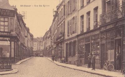 Cette rue se trouve tout en haut de la rue St Bertin, sur la gauche il y a la fontaine de l'enfant au cygne, et sur la droite un des nombreux cafés de st omer et juste aprés une boutique de vaisselles; Cette rue comptait de
nombreux commerçes.